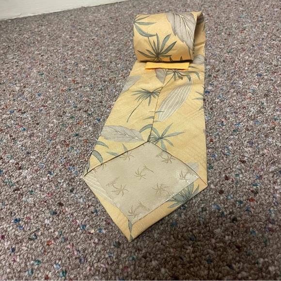 Vintage Tommy Bahama Men’s Neck Tie 100% Silk Yellow Hawaiian Wide Floral - Picture 3 of 5